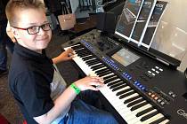 Jedenáctiletý Stanislav Kadlec ze Žatce patří k nejlepším hráčům na elektronické klávesy v republice.
