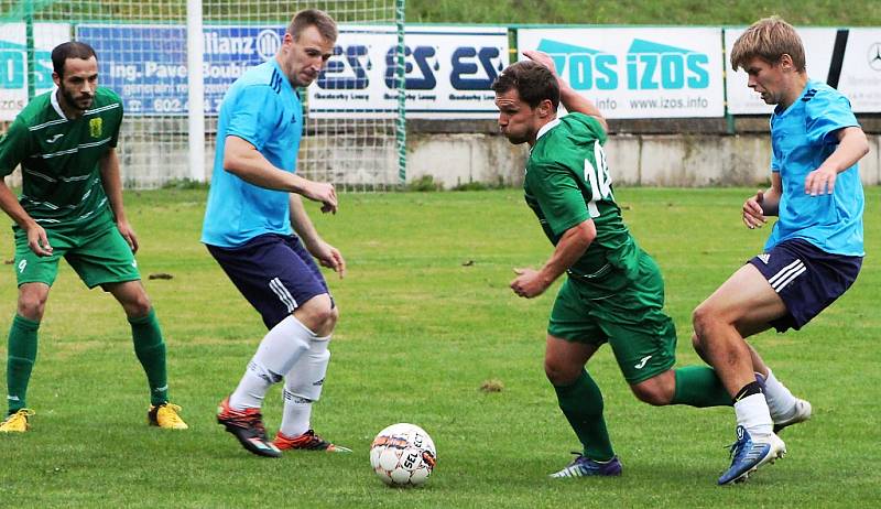 Fotbalisté Slavoje Žatec (v zeleném) porazili Modrou.