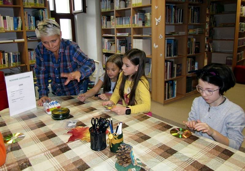 Tvořivé odpoledne v žatecké knihovně bavilo děti i rodiče.