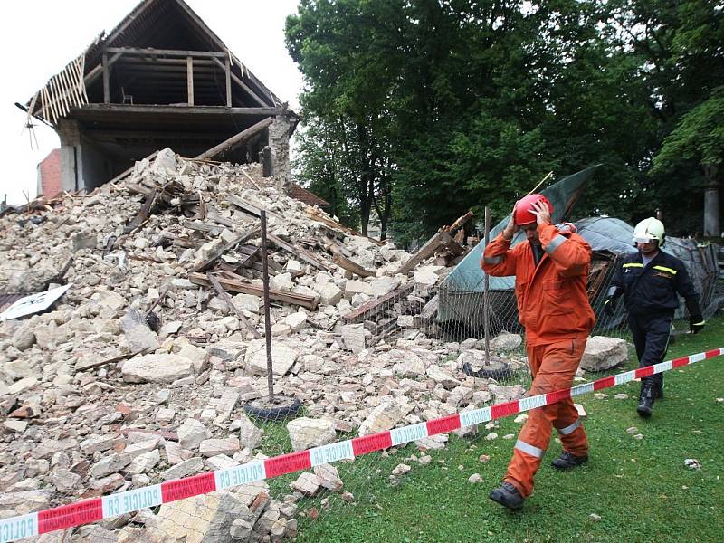 Věž kostela z 13. století se sesula jako domeček z karet a vzala s sebou i část lodi.