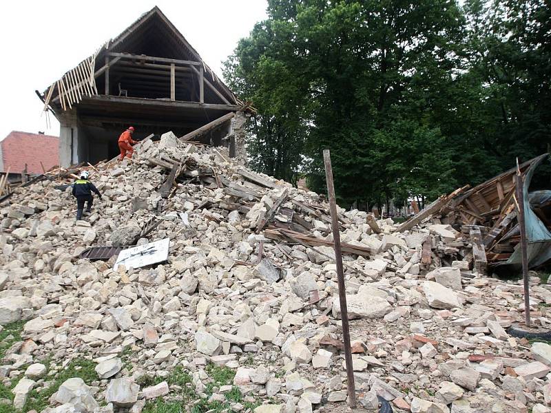 Věž kostela z 13. století se sesula jako domeček z karet a vzala s sebou i část lodi.