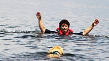 Čtyřnozí záchranáři umí i ve vodě. Na Nechranické přehradě se konaly závody záchranářů kynologů, jejich svěřenci umí přitáhnout na břeh člun, unaveného surfaře, na břeh dostanou i topícího se plavce.
