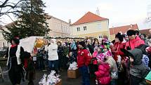 11. ročník Mikulášského jarmarku oživil v sobotu 8. prosince náves před kostelem v Nepomyšli na Podbořansku.