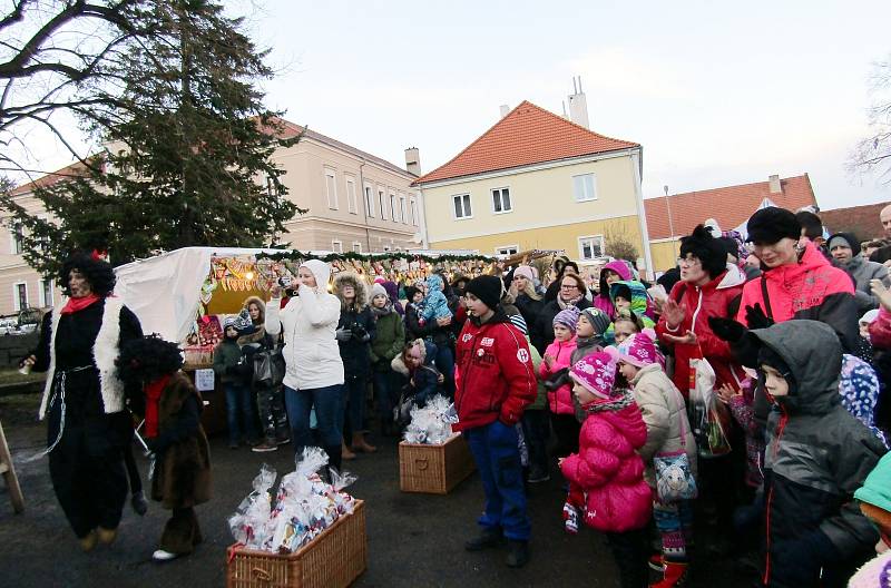 11. ročník Mikulášského jarmarku oživil v sobotu 8. prosince náves před kostelem v Nepomyšli na Podbořansku.