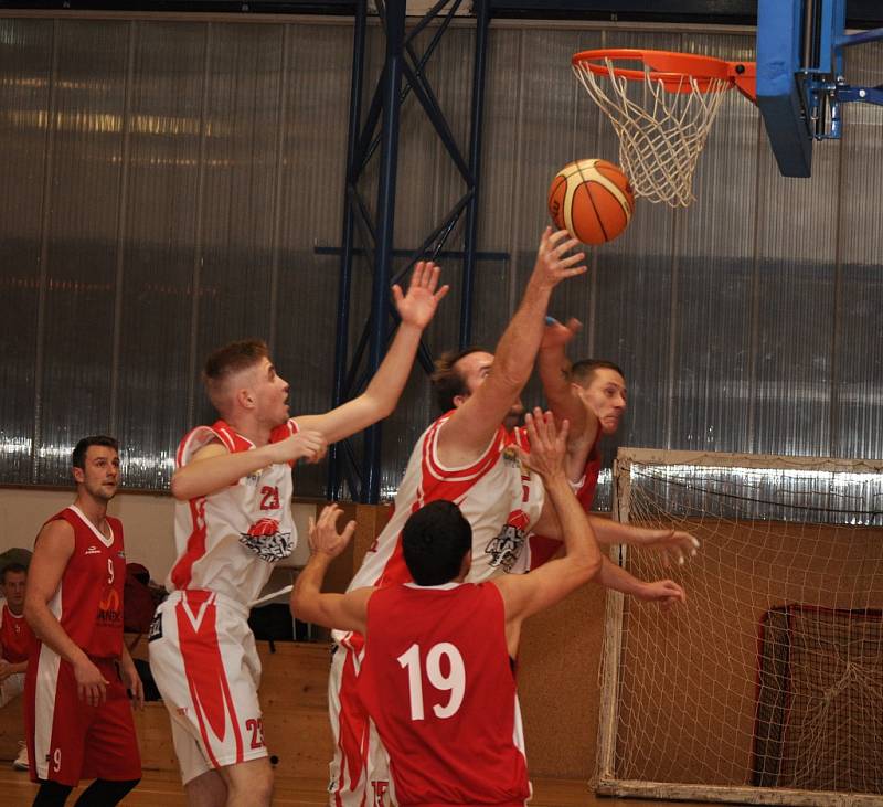 Basketbalisté Loun (v bílém) nestačili v závěru na bojovný Děčín a doma prohráli.