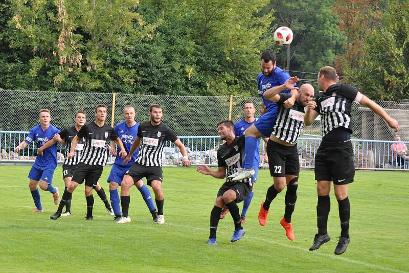 Fotbalisté Loun (v modrém) si již v domácím poháru nezahrají. Podlehli doma Brandýsu 0:2.