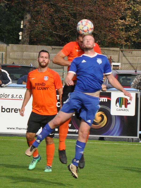 Fotbalisté Loun (v oranžovém) si vyšlápli na vedoucí celek soutěže a poslali ho domů se čtyřgólovým přídělem.