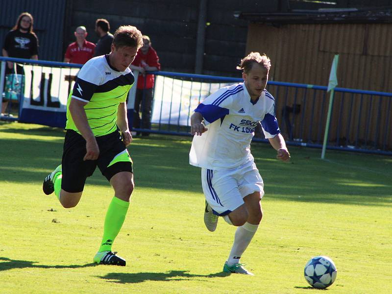 Lounští fotbalisté (v bílém) porazili Krupku v krajském přeboru 4:3.