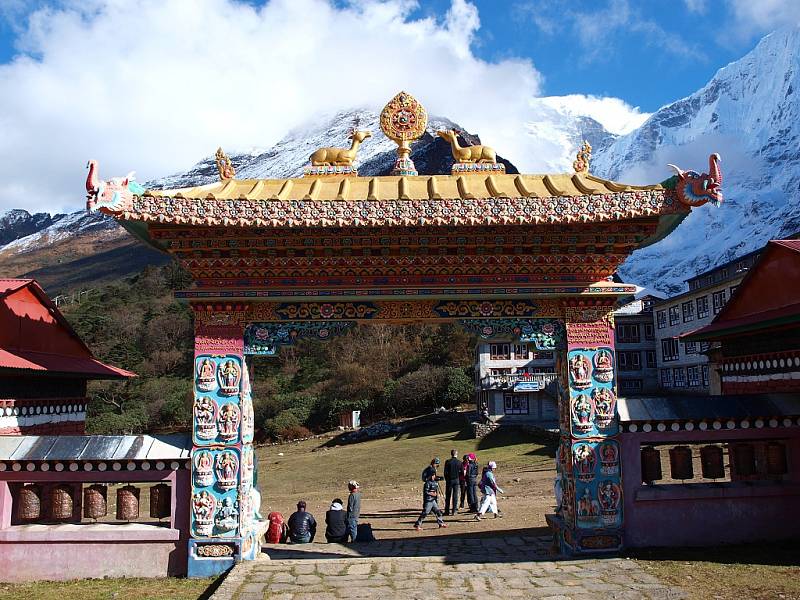 Brána do významného buddhistického kláštera v Tengboche (3867 m.n.m.)