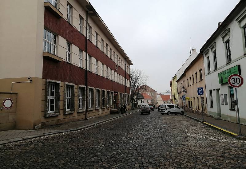 Dolní část ulice Volyňských Čechů před budovou hlavní pošty v Žatci.