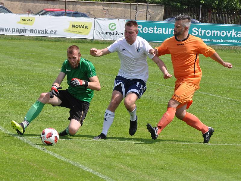 Fotbalisté Dobroměřic (v bílém) deklasovali svého soupeře a jdou za prvenstvím v Korona Cupu.