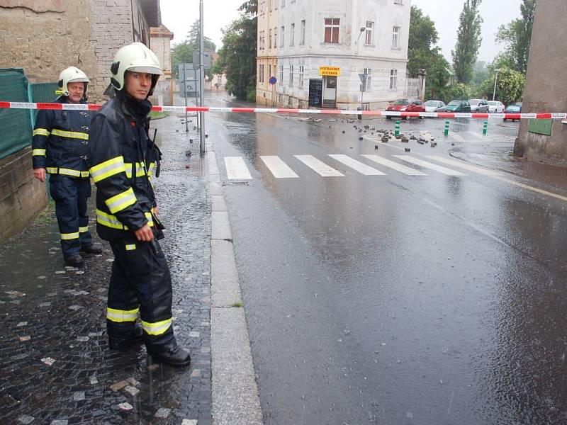 Ulice Pod Střelnicí v Žatci byla kvůli škodám uzavřena