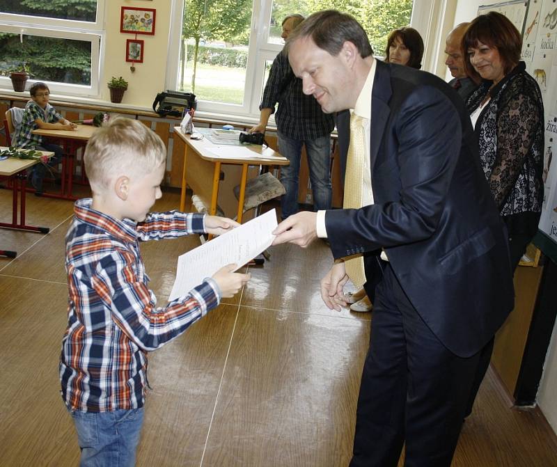 Ministr školství Marcel Chládek předával vysvědčení v prvních třídách