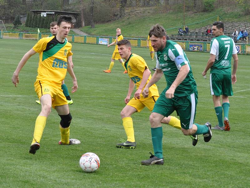 Žatecký Slavoj (ve žlutém) sice vedl 3:0, ale nakonec se musel o výsledek bát.