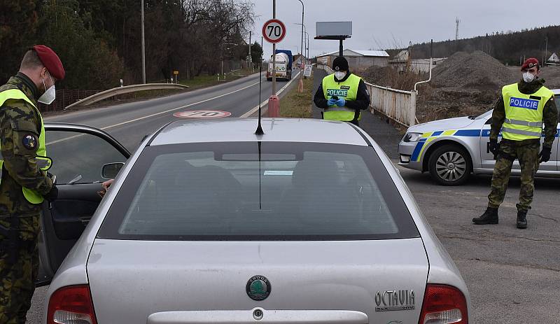 Sobotní hlídka policie a vojáků na silnici I/6 Praha - Karlovy Vary v Lubenci na Podbořansku.