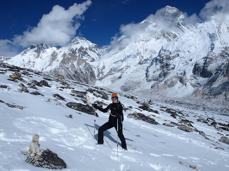 Petra Kotková vytvořila andělíčka ve sněhu na vyhlídkové hoře Kala Pattar (5545 m). Za ní je vrchol Everestu