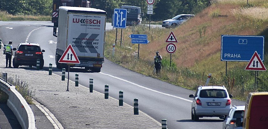 Na konci dálnice D7 ve směru od Chomutova na Prahu u Postoloprt policisté často měří rychlost. Archivní foto