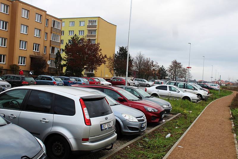 Na žateckém sídlišti Jih jsou dlouhodobě velké problémy s parkováním. V poslední době se ještě zhoršují.