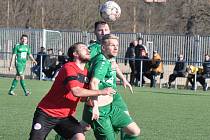 Fotbalisté Slavoje Žatec (v zeleném).