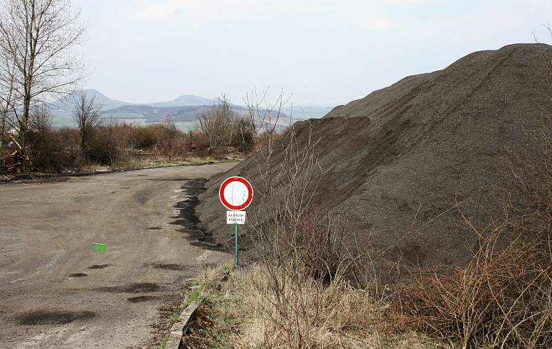 Na opačné straně panelové cesty, blíže k Lounům, jsou hory materiálu