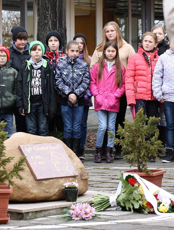 Vzpomínkové setkání na kpt. Otakara Jaroše v lounské základní škole, která nese jeho jméno