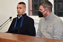 Michal Babulík (vpravo) se svým obhájcem Janem Greisigerem u Okresního soudu v Lounech.