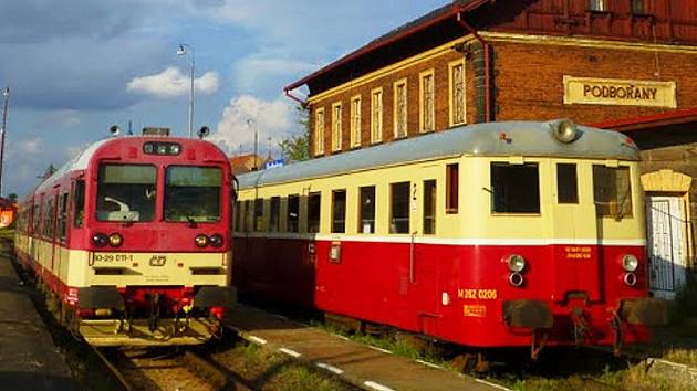 Historický vlak Doupovské dráhy (vpravo) stojí na nádraží v Podbořanech. Odtud vede Doupovská dráha přes Kaštice a Krásný Dvůr do Kadaně.