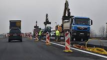 Práce na novém úseku dálnice D7 Praha – Chomutov u Panenského Týnce na Lounsku.