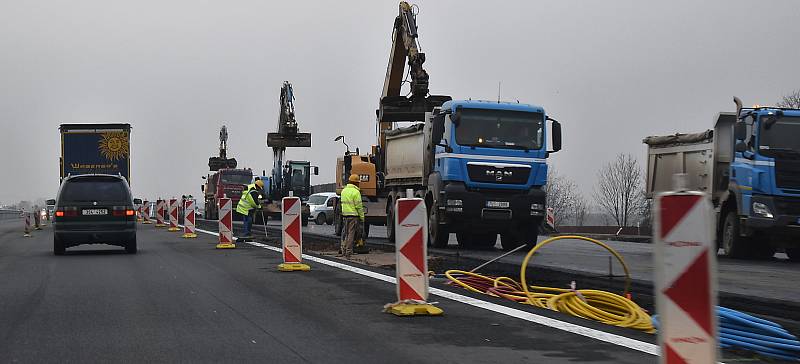 Práce na novém úseku dálnice D7 Praha – Chomutov u Panenského Týnce na Lounsku.