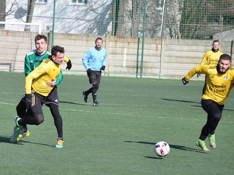 Fotbalisté Loun (ve žlutém) v předposledním přípravném utkání remizovali s divizním Mostem.