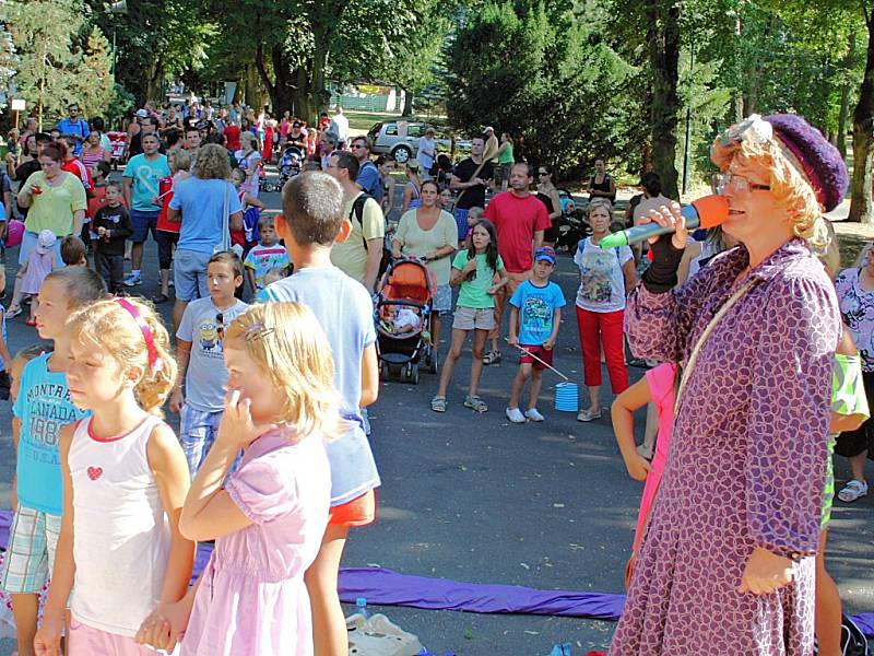 Letní lounské vábení 2015. Program pro děti s Bibi Marešovou (vpravo) a Divadlem Mazec na výstavišti.