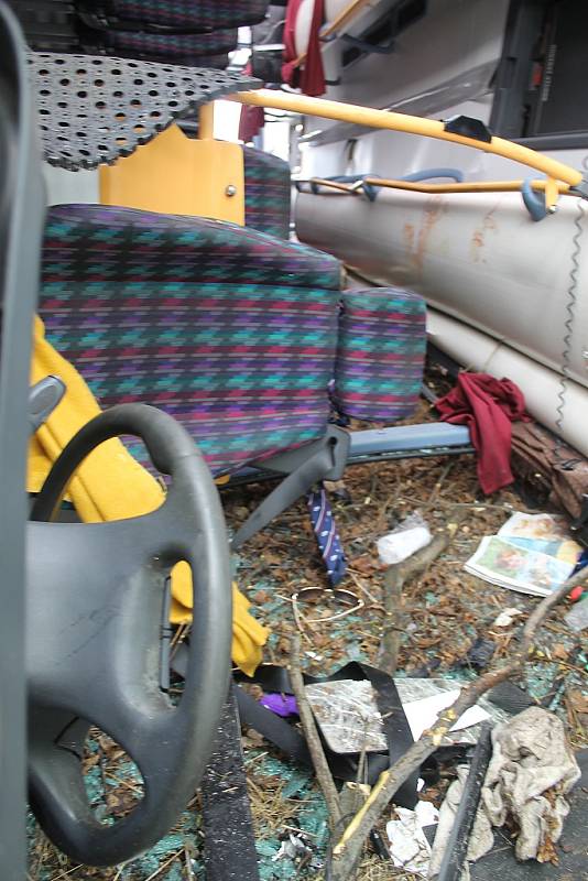 Nehoda autobusu s dětmi u Panenského Týnce si vyžádala na čtyři desítky zraněných