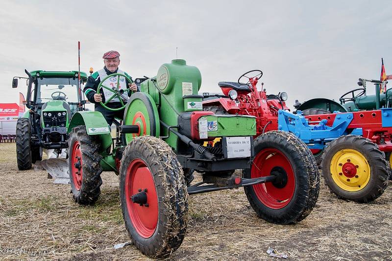 U Podbořan v sobotu proběhlo mistrovství ČR v orbě. Účastníci soutěžili na dobových i historických traktorech.