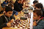 Krajské kolo Přeboru v šachu škol v Lounech. Snímek je z nesoutěžní rozehrávky před  zahájením turnaje.