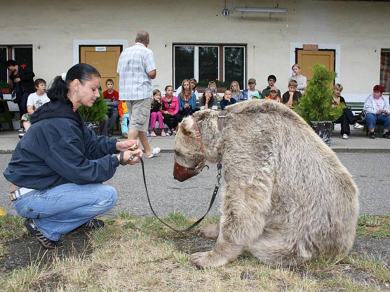 Táborníci poslouchají výklad o medvědovi