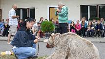 Táborníci poslouchají výklad o medvědovi