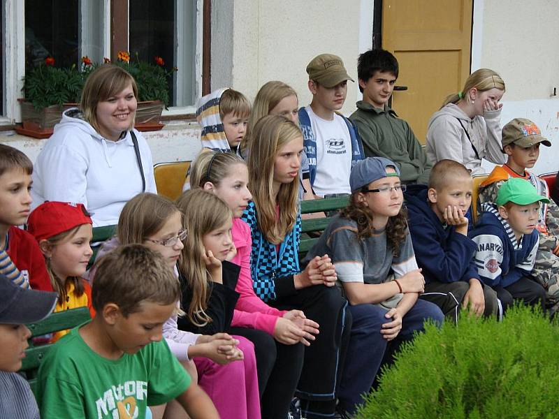 Táborníci poslouchají výklad o medvědovi