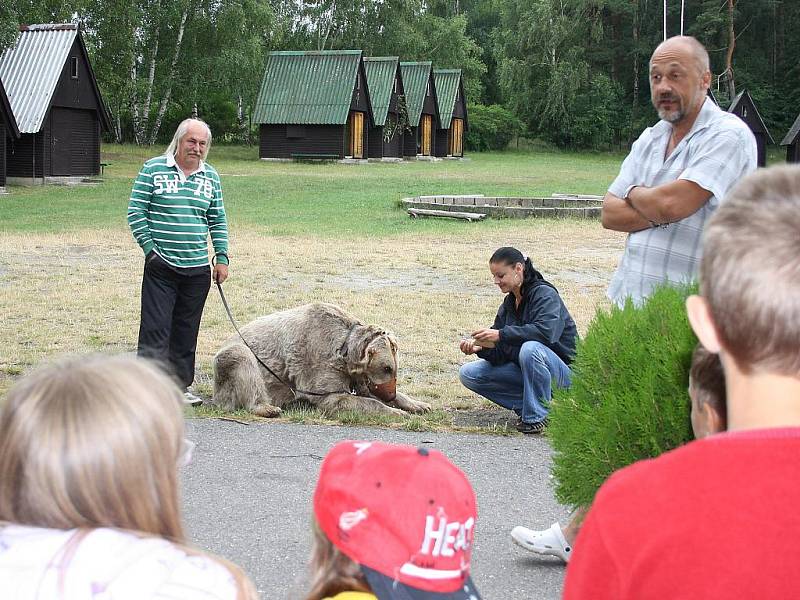 Táborníci poslouchají výklad o medvědovi