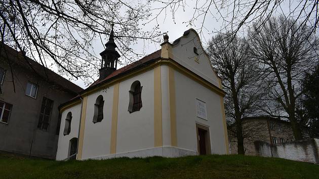 Zrekonstruovaný kostel v Deštnici. Jeho majitelem je Zdeněk Chabr.