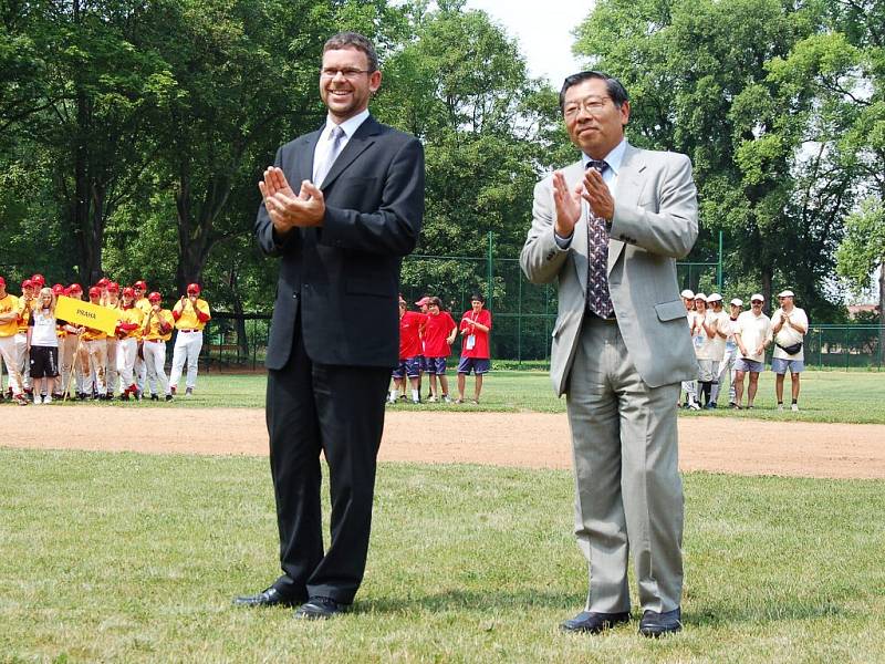 Slavnostního zahájení olympiády v Lounech se ujal starosta města Jan Kerner (vlevo) a prezident společnosti Fujikoki Toshiaki Shima.