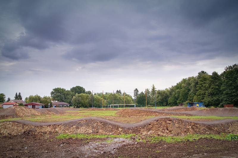 Pumptrackové dráhy pro cyklisty u fotbalového hřiště v Hlubanech u Podbořan.