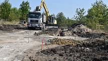 V lokalitě Na Lišce v Podbořanech vzniknou stavební parcely. V současné době se tam pokládá kanalizace.