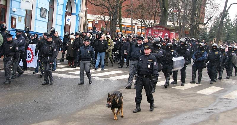 Pochod takzvaných ochranných sborů Dělnické strany přes město Postoloprty 21. února 2009