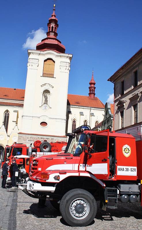 Oslavy hasičů v centru Žatce. 50. výročí připomínali profesionálové, dokonce 145. výročí dobrovolný sbor