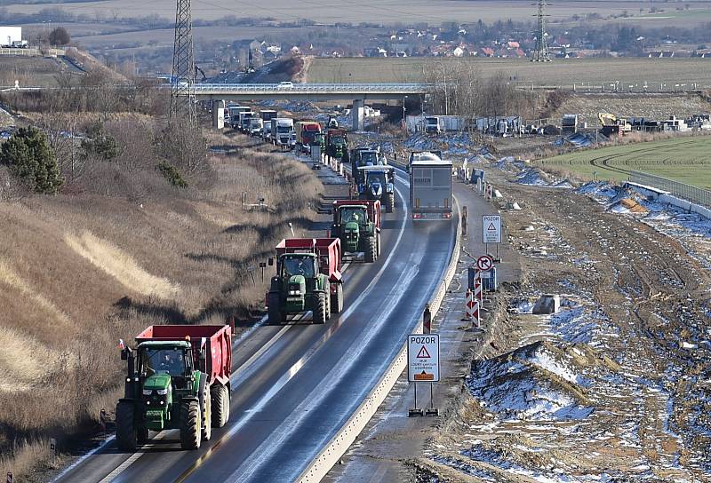 Protestní jízda zemědělců po obchvatu Loun a po hlavním průtahu městem