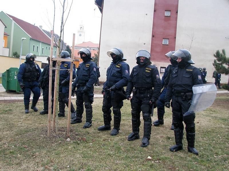 Pochod takzvaných ochranných sborů Dělnické strany přes město Postoloprty 21. února 2009