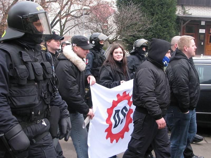 Pochod takzvaných ochranných sborů Dělnické strany přes město Postoloprty 21. února 2009