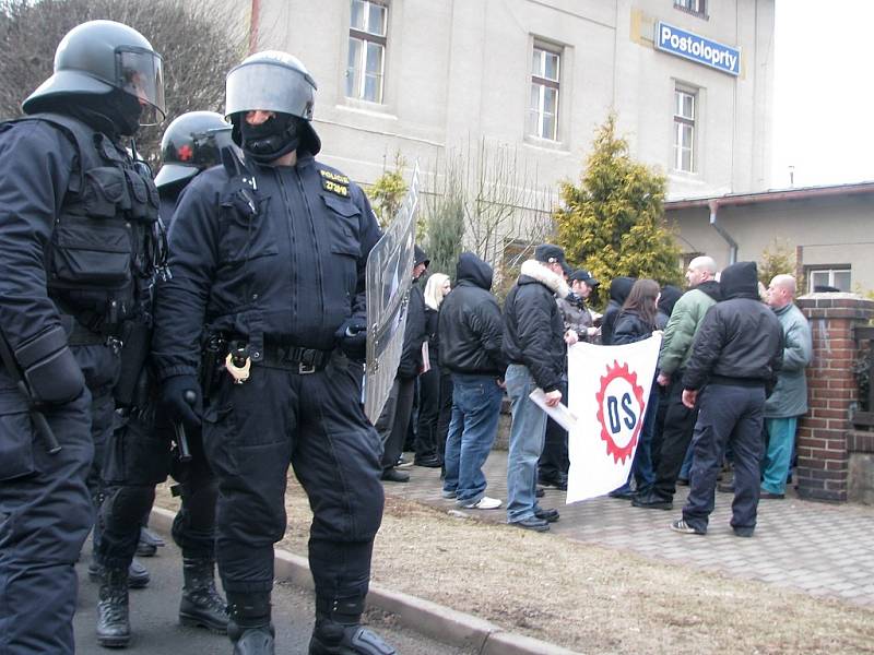 Pochod takzvaných ochranných sborů Dělnické strany přes město Postoloprty 21. února 2009