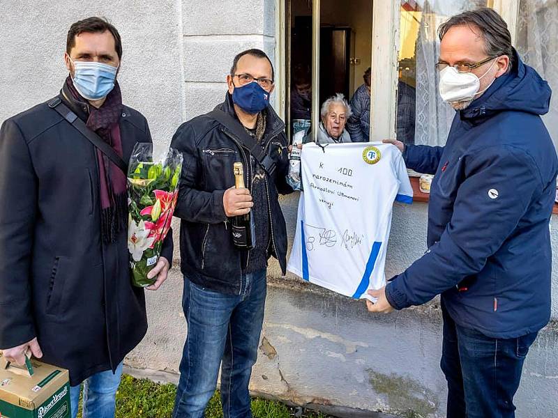 Krajští zastupitelé Dominik Hanko (vlevo) a Zdeněk Kettner (vpravo) spolu s poslancem Jaroslavem Foldynou přinesli Arnoštu Ullmannovi podepsaný dres fotbalových Teplic.