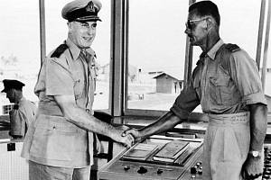 Václav Bergman při inspekci lorda Louise Mountbattena na základně Gan na Maledive Islands v roce 1960.